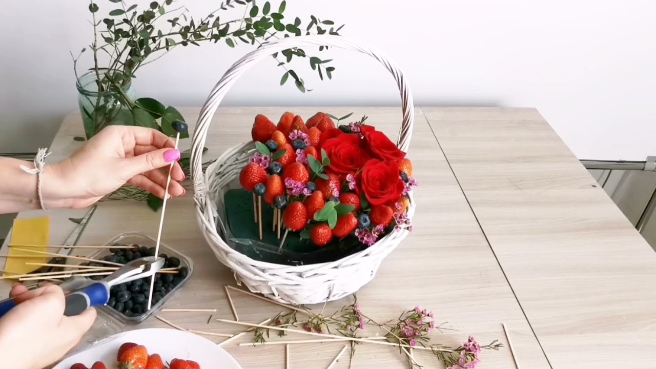 Как крепить ягоды в фруктовый букет/букет своими руками - YouTube